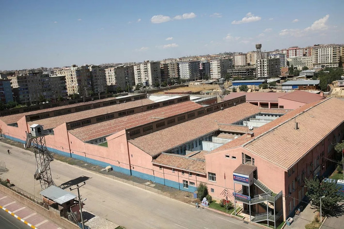Nhà tù Diyarbakir ở Thổ Nhĩ Kỳ: Cơ sở này được Bộ Tư pháp Thổ Nhĩ Kỳ xây dựng vào năm 1980. Sau cuộc đảo chính Thổ Nhĩ Kỳ vào ngày 12/9 năm đó, nhà tù trở thành cơ sở thiết quân luật, nơi các tù nhân bị tra tấn. Tổng cộng 650.000 người đã bị giam giữ sau cuộc đảo chính và hơn 500 tù nhân đã chết ở đó. Năm 2021, Tổng thống Recep Tayyip Erdoğan tuyên bố nhà tù sẽ biến thành một trung tâm văn hóa. Ảnh: Alamy.