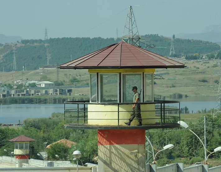 Nhà tù Gldani ở Georgia: Vào năm 2012, Vladimir Bedukadze, một cựu cai ngục chuyển sang tố giác tại nhà tù Gldani số 8 ở Tbilisi, Georgia, đã công bố một loạt video về vô số hành vi lạm dụng được thực hiện ở đó, gây phẫn nộ trên toàn thế giới và cuối cùng dẫn đến cải cách. Các tù nhân đã bị lính canh tra tấn, thậm chí cưỡng bức. Ảnh: Getty.