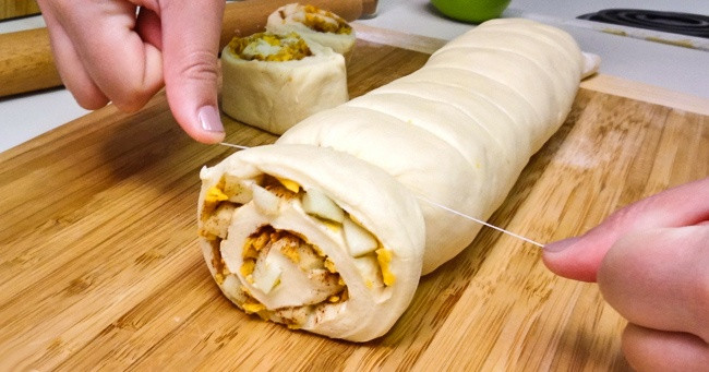 Mẹo cắt bánh bằng chỉ nha khoa tiện lợi lại rất hợp vệ sinh.