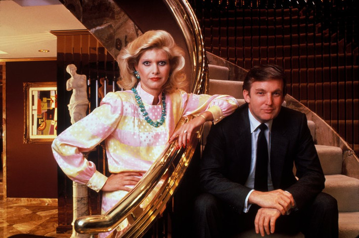 Đến tháng 10/1987, ông Trump xuất bản cuốn hồi ký mang tên "The Art of the Deal". Tác phẩm có mặt trong danh sách những tác phẩm bán chạy nhất do New York Times thống kê và bình chọn trong suốt 48 tuần. Ảnh: Robert Sacha/Corbis via Getty Images.