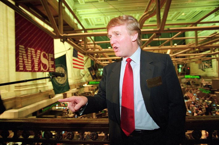 Đến ngày 8/1/2004, ông Trump lần đầu tiên ra mắt với tư cách ngôi sao trong chương trình truyền hình thực tế "Người Tập sự" (The Apprentice). Ảnh: Kathy Willens/AP.