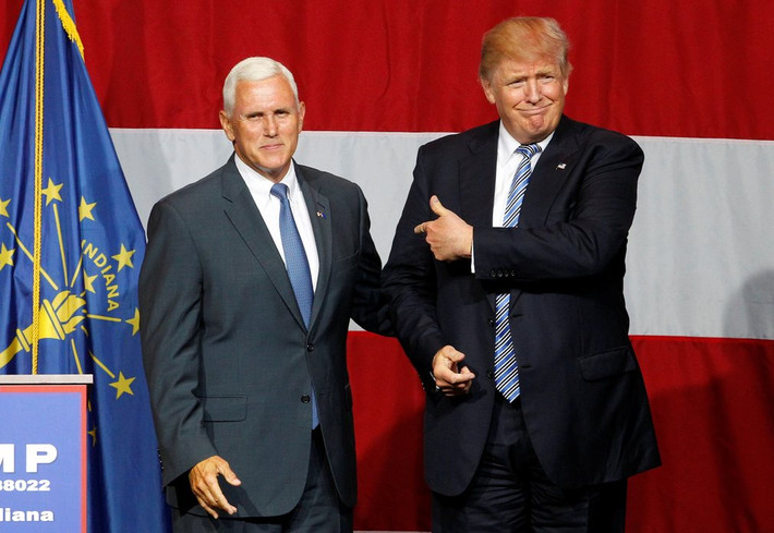 Ông Trump và Thống đốc bang Indiana Mike Pence (bên trái ảnh) trở thành bạn đồng hành trong cuộc đua vào Nhà Trắng năm 2016 ở vị trí Tổng thống Mỹ và Phó Tổng thống. Trong cuộc bầu cử vào ngày 8/11 vừa qua, ông Trump đã đánh bại bà Clinton trở thành Tổng thống thứ 45 của Mỹ. Ảnh: Reuters.