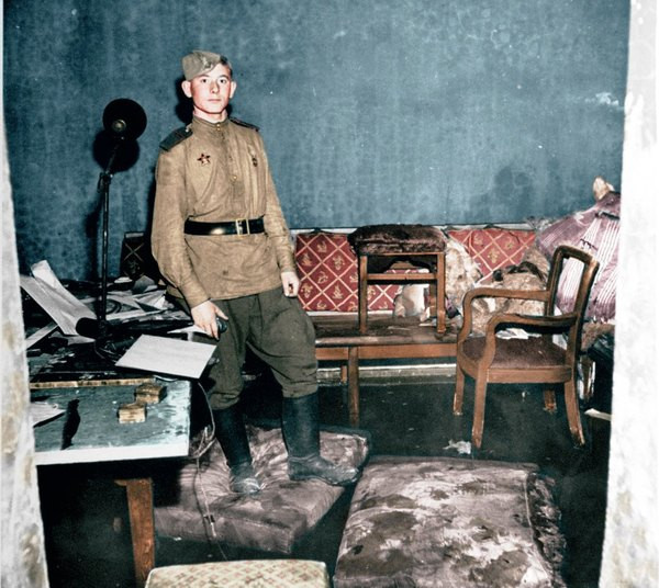 Vào tháng 4/1945, trong khi quân đội Liên Xô và Đức chiến đấu trên từng con phố để giành quyền kiểm soát thủ đô Berlin thì trùm phát xít Hitler nhận thấy rõ sự thất bại ngày càng đến gần của phát xít Đức.