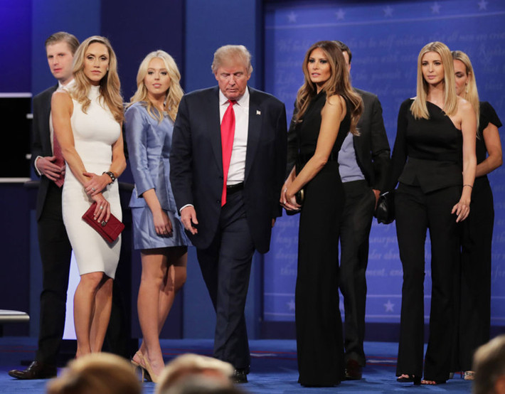 Trong khi ứng viên đảng Cộng hòa Donald Trump 3 lần kết hôn và có 5 người con thì ứng viên đảng Dân chủ Hillary Clinton kết hôn với cựu Tổng thống Bill Clinton và có 1 con gái. Ảnh: Getty Images.