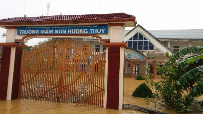 Hiện tại các xã vùng sâu của huyện Hương Khê, Hà Tĩnh như Phương Mỹ, Hương Điền, Hà Linh, Hòa Hải, Hương Thủy... bị ngập nặng, một số xã bị cô lập hoàn toàn. Ngoài ra các xã vùng cao như Phú Phong, Hương Xuân, Hương Liên… cũng ngập nặng do mưa lớn.