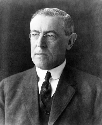 Tổng thống thứ 28 Woodrow Wilson được đánh giá là nhà lãnh đạo nổi tiếng của Mỹ. Ông là nhà lý luận luật pháp chiến lược. Trong 2 nhiệm kỳ Tổng thống từ năm 1913 - 1921, Tổng thống Wilson đã thông qua các đạo luật chính như: Đạo luật dự trữ liên bang; Đạo luật chính ủy thương mại; Đạo luật thuế thu nhập cá nhân; Đạo luật liên bang về vay vốn cho nông nghiệp; Đạo luật Clayton Antitrust; Đạo luật Adamson về thời gian lao động...