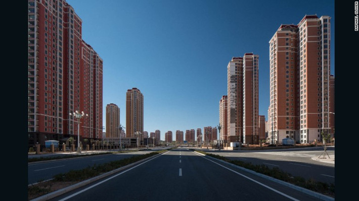 Thành phố Ordos rộng lớn và hiện đại thiếu bóng dáng con người.