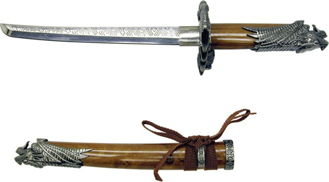 Một số vũ khí được samurai sử dụng có thể kể đến như: Tanto (đoản đao), kiếm Chokuto, kiếm Wakizashi, trường kiếm Odachi, quạt chiến Tessen...