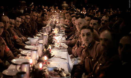 Toàn thể tướng tá của trùm phát xít Hitler tham gia tiệc Giáng sinh linh đình tổ chức tại Munich, Đức ngày 18/12/1941, chưa đầy 2 tuần trước vụ tàn sát người Do Thái ở trại tập trung Chelmno, Ba Lan.