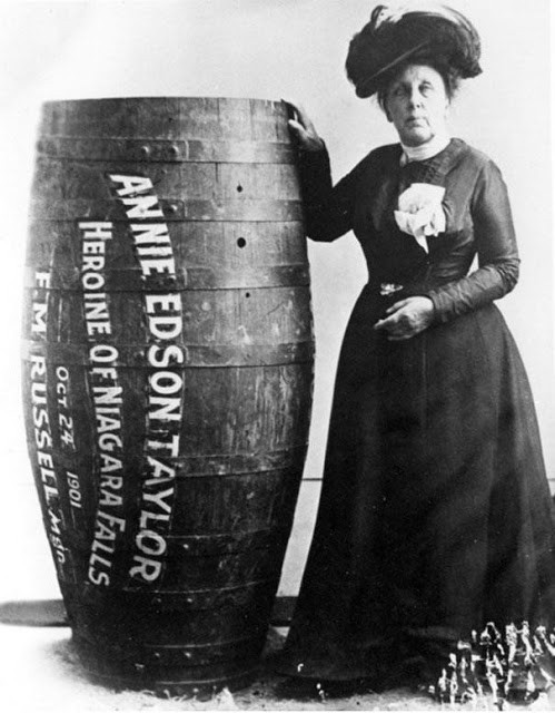 Annie Edison Taylor là người đầu tiên trong lịch sử sống sót sau khi vượt qua thác Niagra trong một chiếc thùng ngày 24/10/1901.