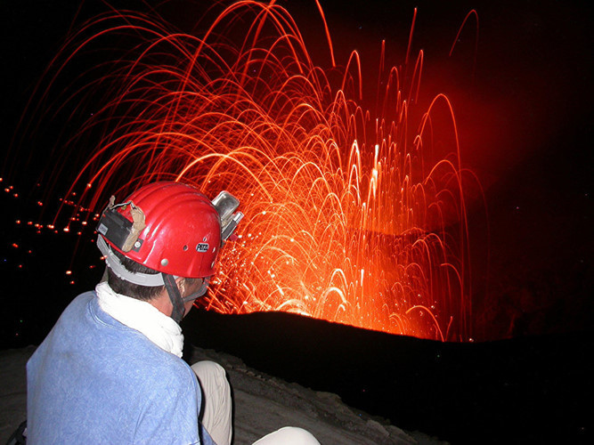 Núi lửa Yasur trên đảo Tanna, Vanuatu. Đây là ngọn núi lửa duy nhất trên thế giới liên tục phun trào, tạo ra những dòng suối dung nham và troném ra suối phát sáng của dung nham và tro. Ảnh: AFP.