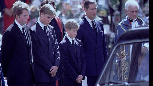 Năm 1997, Hoàng tử William và gia đình vô cùng đau buồn trước cái chết của người mẹ Diana. Công nương Diana qua đời trong vụ tai nạn ô tô thảm khốc ở Pháp.