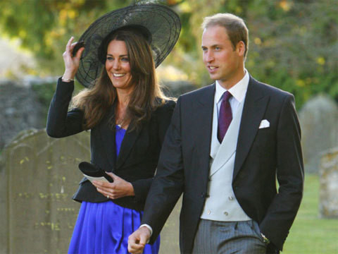 Tháng 10/2010, Hoàng tử William cầu hôn Kate trong một kỳ nghỉ bí mật tại Kenya. Đến tháng 11/2010, Hoàng gia Anh chính thức thông báo lễ đính hôn của Hoàng tử William.