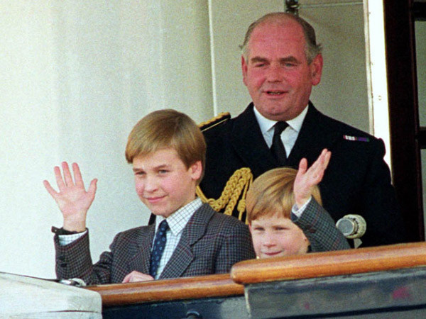 Năm 1992, Công nương Diana và Thái tử Charles ly hôn. Khi ấy, Hoàng tử William và Hoàng tử Harry tiếp tục sống với mẹ ở Cung điện Kensington.