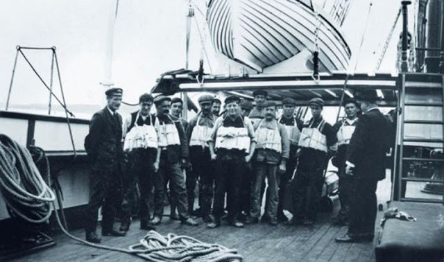 Các thành viên thủy thủ đoàn làm việc trên tàu Titanic được mệnh danh "không thể chìm" nhưng thực sự đã chìm xuống dưới đáy biển Bắc Đại Tây Dương chụp ảnh khi mặc áo phao trong trường hợp xảy ra sự cố.
