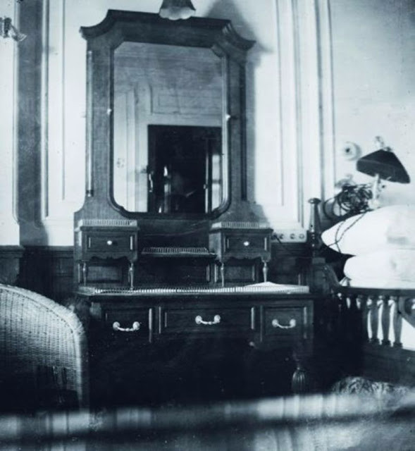 Khung cảnh bên trong một phòng ngủ trên tàu Titanic.
