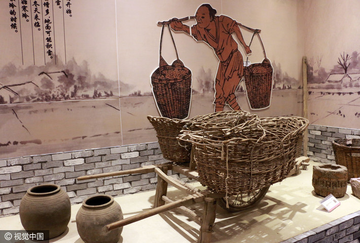 Một số vật dụng lao động, sản xuất hay sinh hoạt hàng ngày của người dân Trung Quốc như xe kéo, những chiếc vò, khung cửi dệt vải... cũng được giới thiệu tại bảo tàng. Ảnh: VCG.