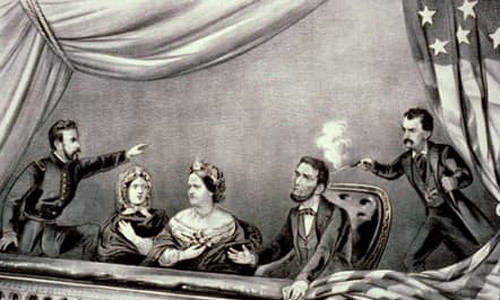Abraham Lincoln: Tổng thống Mỹ Abraham Lincoln bị ám sát vào khoảng 22h15 ngày 14/4/1865. Thời điểm xảy ra vụ ám sát, ông chủ Nhà Trắng đang đi xem một vở kịch tại nhà hát Ford ở thủ đô Washington cùng với phu nhân Mary Todd Lincoln, phó tổng thống Andrew Johnson và Bộ trưởng Ngoại giao William H. Seward.
