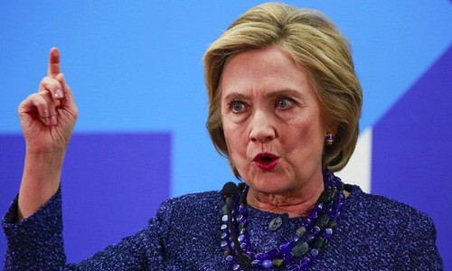 Trong các buổi diễn thuyết, các chính khách như ông Trump, bà Clinton... thường nắm nhẹ bàn tay lại, ngón cái hướng lên trên đặt giữa khớp ngón trỏ và các đầu ngón tay còn lại đều hướng vào lòng bàn tay. Ảnh: Reuters.