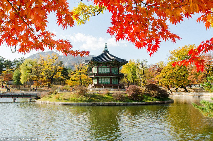 Cung điện Gyeongbokgung nằm ở thủ đô Seoul, Hàn Quốc. Được xây dựng từ năm 1395, cung điện Gyeongbokgung còn được gọi là cung điện phía Bắc bởi vị trí của nó so với các cung điện lân cận.