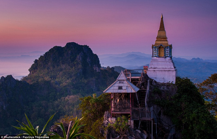 Ngôi chùa tuyệt đẹp này nằm ở Lampang, Thái Lan gây ấn tượng không phải ở kiến trúc tuyệt mỹ mà là ở cảnh quan thiên nhiên nhiên bao quanh.