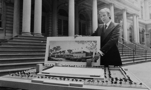 Ông Trump trình bày dự án City Hall Plaza năm 1977.