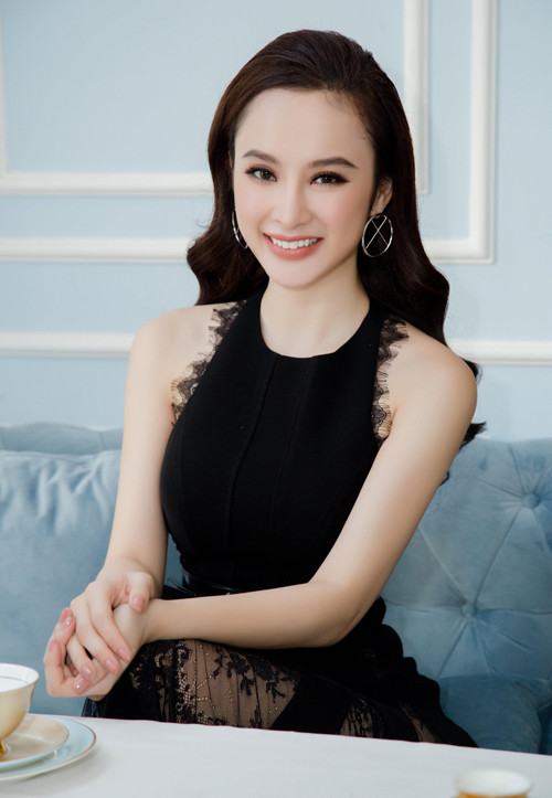 Khi được hỏi về mối quan hệ với bạn diễn điển trai Võ Cảnh trong bộ phim mới đây. Người đẹp 9x Angela Phương Trinh cho biết, giữa hai người chỉ là anh em thân thiết, không có chuyện đang bí mật hẹn hò. 'Tôi không muốn để xảy ra tình huống phim giả tình thật. Tôi cũng chưa từng có tình cảm với bạn diễn nào. Tôi có thể diễn những cảnh lãng mạn, thân mật với đồng nghiệp mà không cần cảm xúc thật. Tôi rất ngại bị mọi người đánh giá là thiếu chuyên nghiệp khi hẹn hò với chính bạn diễn của mình', Angela Phương Trinh nói.