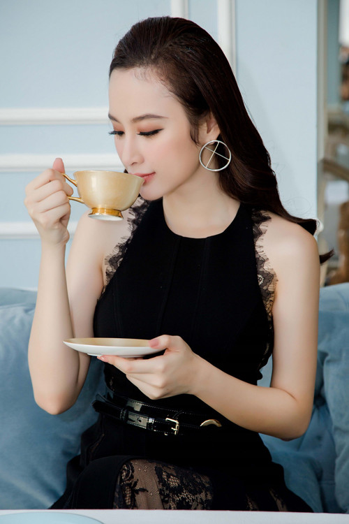 "Bà mẹ nhí" Angela Phương Trinh quý phái nhưng không kém phần gợi cảm trong chiếc váy ren đen, khoe lưng trần quyến rũ.