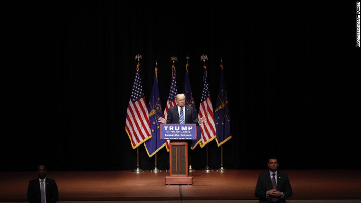 Ông Trump chia sẻ bí quyết thành công: "Kinh doanh bắt đầu khi bạn có tầm nhìn. Thiếu tầm nhìn, bạn chẳng làm được gì cả. Hãy nhớ trở ngại là cánh cửa dẫn đến thành công và đứng trước bất cứ khó khăn nào xin đừng lùi bước". Ảnh: CNN.