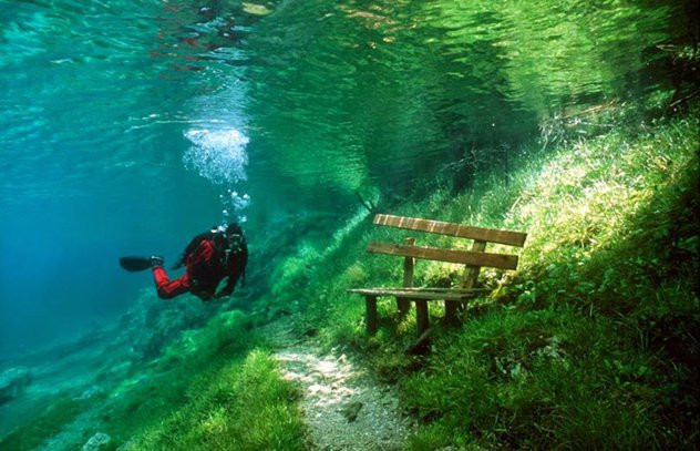 Công viên Grüner See ở Áo thường được phủ kín bởi tuyết trắng vào mùa đông. Lượng tuyết nhiều đến nỗi khi chúng tan chảy khi thời tiết ấm dần lên khiến mực nước trong hồ tăng lên đột ngột, nhấn chìm cả công viên. Nếu du khách đến Grüner See vào mùa xuân thì sẽ nhìn thấy ghế ngồi nghỉ chân và cả cầu qua hồ đều bị nhấn chìm bên dưới. Thậm chí cả các loài hoa cũng nở dưới nước.