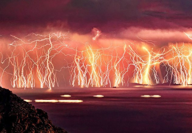 Hồ Maracaibo ở Venezuela là nơi bị sét đánh nhiều nhất thế giới. Bắt đầu vào 7h mỗi tối, sấm sét lại nổi lên suốt 10 tiếng đồng hồ. Trung bình mỗi năm có 260 đêm sét đánh ở hồ nước này. Không có chuyên gia nào có thể giải mã được nguyên nhân hiện tượng này.