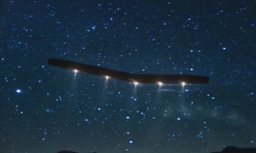 Một số người suy đoán đó rất có thể là UFO. Cho đến nay, hình tam giác màu đen di chuyển cùng các đốm sáng vẫn còn là bí ẩn.