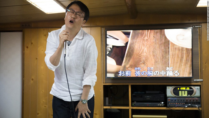 Karaoke đã trở thành một hình thức giải trí phổ biến trên thế giới. Chiếc máy hát karaoke đầu tiên trên thế giới do tay trống người Nhật Bản có tên Daisuke Inoue phát minh năm 1971. Đây là một phát minh của Nhật Bản nổi tiếng thế giới và góp phần thay đổi đáng kể cuộc sống của con người.