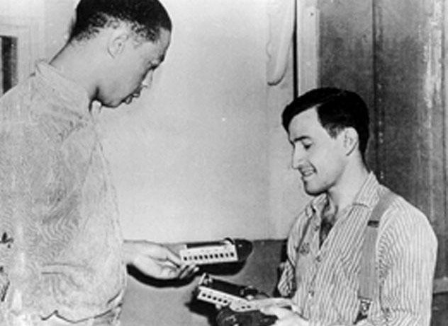 Joe Arridy bị kết án tử hình năm 1936 vì tội cưỡng hiếp và giết hại một bé gái 15 tuổi. Tuy nhiên, điều ngạc nhiên là trí óc của tử tù Arridy chỉ bằng một đứa trẻ 6 tuổi. Do vậy, trong thời gian chờ thi hành án tử hình, tử tù này vẫn chơi đùa với những món đồ chơi yêu thích.
