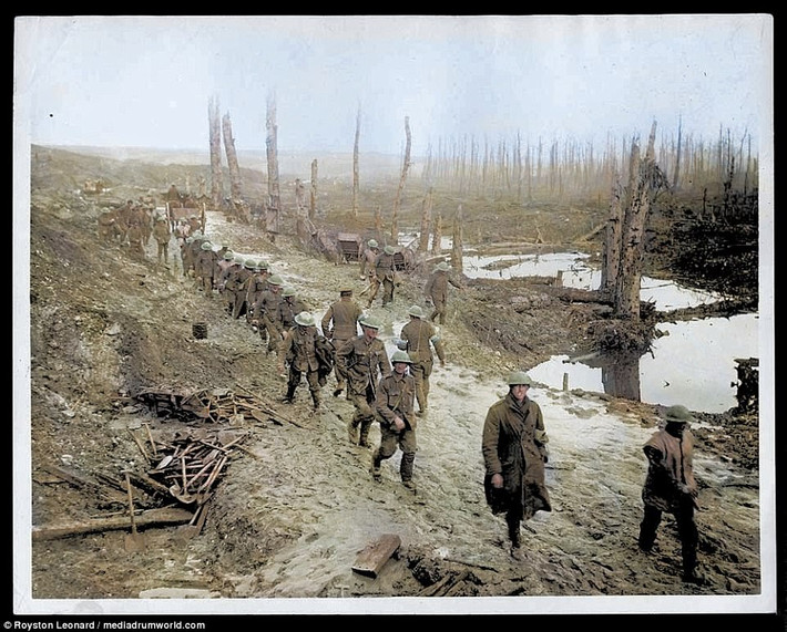 Binh sĩ hành quân qua Somme năm 1918. Trận Somme là trận chiến nổi tiếng trong Chiến tranh thế giới 1 khi nó cướp đi mạng sống của hơn 3 triệu người và làm khoảng 1 triệu người khác bị thương. Cả khu vực rộng lớn chiến trường này gần như bị xóa sổ thành bình địa do bom đạn chiến tranh.