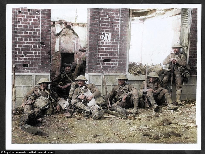 Binh sĩ Anh chiến đấu tại chiến trường Peronne, Pháp năm 1918.