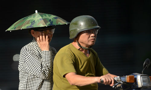 Có người nhân dịp này được khoe "đồ chơi" độc đáo. Ảnh chụp trên phố Ngô Quyền: Tiến Tuấn.