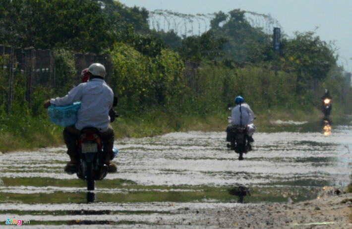 Đại lộ Thăng Long, Hà Nội lúc 14h ngày 4/6. Khi quan sát từ phía xa con đường dường như bị bao phủ trong một bầu không khí ẩm ướt, mặt đường xuất hiện nhiều vũng nước. Điều này bởi hiện tượng tạo nên “ảo ảnh ốc đảo trên sa mạc”. Ảnh: Tiến Tuấn.