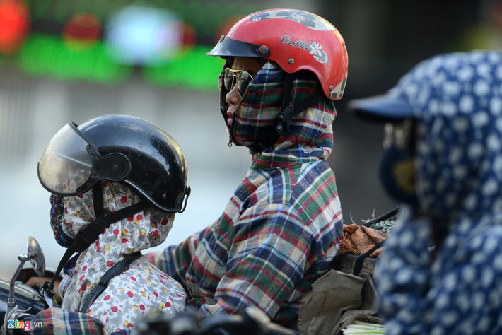"Ninja đường phố" xuất hiện tràn ngập. Đó là những phụ nữ mặc áo chống nắng phủ kín chỉ hở mắt, mũi. Ảnh: Tiến Tuấn.