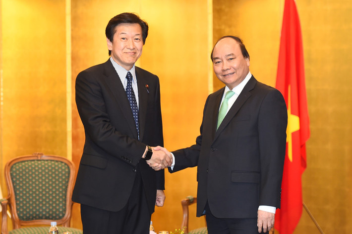 Chiều cùng ngày, Thủ tướng Nguyễn Xuân Phúc cũng đã tiếp Hạ nghị sĩ Tsuyoshi Yaguchi, Chủ tịch Ủy ban An ninh Hạ viện Nhật Bản và ông Tadash Maeda, Giám đốc điều hành ngân hàng JBIC. Ảnh: VGP/Quang Hiếu.
