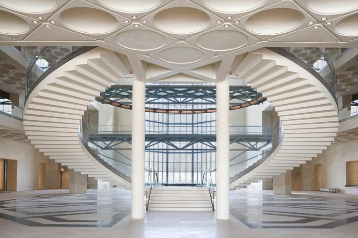 Công trình này do kiến trúc sư Mỹ gốc Hoa Leoh Ming Pei thiết kế. Ông chính là tác giả của bảo tàng Louvre nổi tiếng ở Paris.
