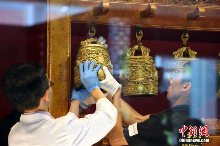 Những chiếc chuông đồng được nhân viên bảo tàng sắp xếp khoa học để công chúng chiêm ngưỡng một cách tốt nhất.