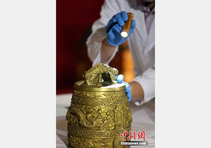 Một chiếc chuông bằng đồng được chế tác hình rồng và những đám mây vô cùng tinh xảo.