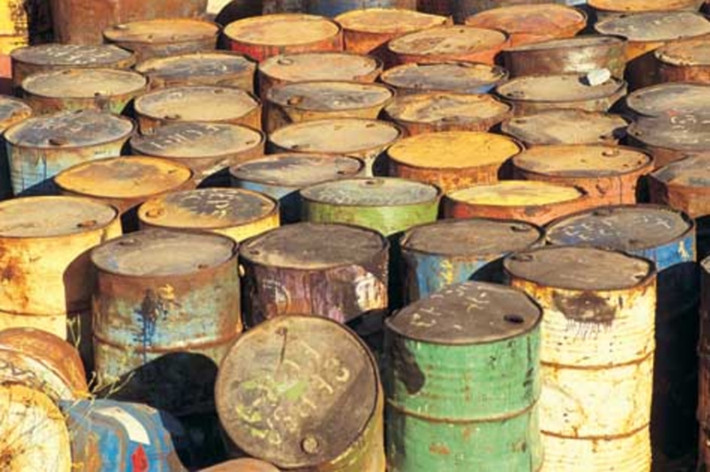 Trong những năm 1970, 1980, Vùng 51 là nơi Mỹ chứa những chất thải nguy hại đến sức khỏe con người. Robert Frost - người từng làm việc tại Vùng 51 chết năm 1988. Sau khi qua đời, khám nghiệm tử thi được tiến hành. Các chuyên gia phát hiện thi thể Robert Frost có chất ung thư cao do tính chất công việc.