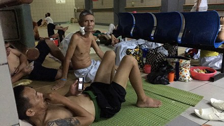 Ông Nguyễn Văn Sinh (67 tuổi) quê ở Ninh Bình đang điều trị tại khoa tiết niệu tại bệnh viện Bạch Mai cho biết: "Ở trong phòng quá đông người, chẳng có điều hòa nào có thể chịu nổi vì cửa có bao giờ đóng lại được đâu. Thời tiết quá nóng nên tôi ra đây tìm chỗ có quạt trần trải chiếu tranh thủ nghỉ ngơi".