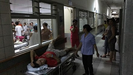 Bệnh nhân nhẹ nằm nghỉ trên cáng phía ngoài hành lang.