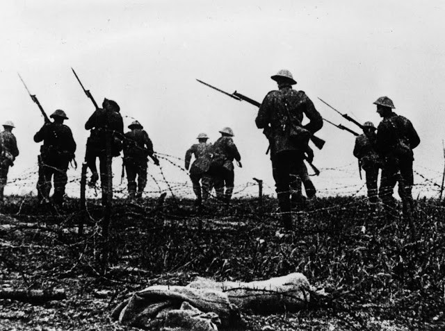 Binh sĩ thuộc Quân đội Anh chắc tay súng trên chiến trường Somme năm 1916.