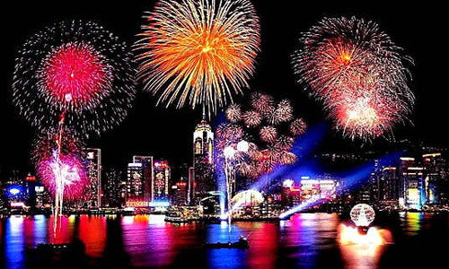 Thuốc súng là một trong những phát minh nổi tiếng nhất của Trung Quốc. Vào khoảng năm 300 sau công nguyên, người Trung Quốc vô tình sáng chế ra thuốc nổ từ diêm tiêu và lưu huỳnh. Về sau, nó được dùng làm pháo bông, pháo hoa...