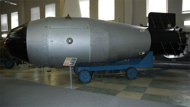 Vào ngày 30/10/1961, Liên Xô cho phát nổ thử nghiệm bom nhiệt hạch AN606 có biệt danh Tsar Bomba – bom Sa hoàng ở độ cao 4.000m trên một hòn đảo ở Vòng Bắc Cực có tên Novaya Zemlya (vùng đất mới). Quả bom được chở bằng máy bay. Bom Sa hoàng là một trong những thiết bị nổ đáng sợ nhất lịch sử bởi nó có sức công phá gấp 3.800 quả bom ném xuống Hiroshima trong Chiến tranh thế giới 2. Đây cũng là quả bom nguyên tử lớn nhất từng được chế tạo và phát nổ.