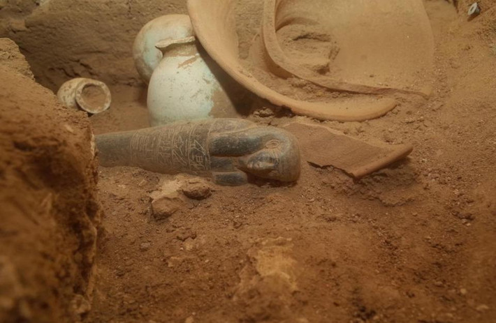 Trên bức tượng shabti có khắc chữ tượng hình của Ai Cập với nội dung ngôi mộ được xây dựng cho một người có tên "Khnummose".